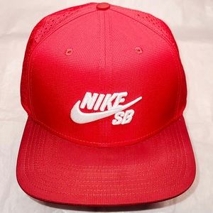 🛑SOLD🛑 Rare Discontinued No Flaws Nike SB Aerobill Snapback Hat University Red